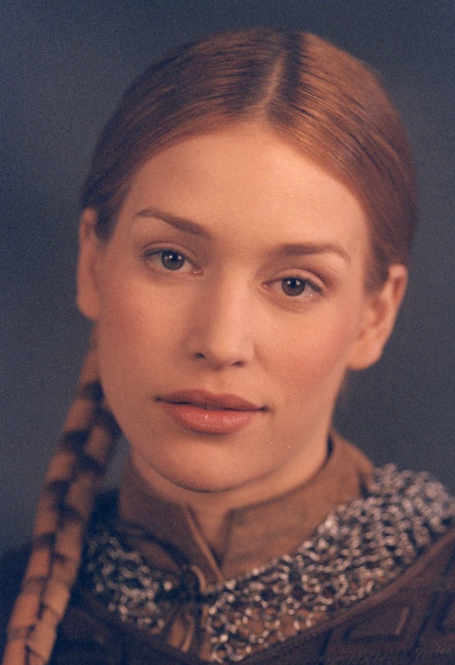 George and the Dragon - Promokuvat - Piper Perabo