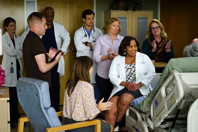 Grey's Anatomy - Both Sides Now - Photos - Ellen Pompeo, James Pickens Jr., Giacomo Gianniotti, Chandra Wilson