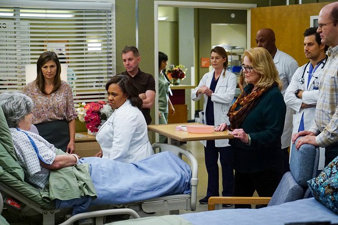 Grey's Anatomy - Both Sides Now - Photos - Chandra Wilson, Ellen Pompeo, James Pickens Jr., Giacomo Gianniotti