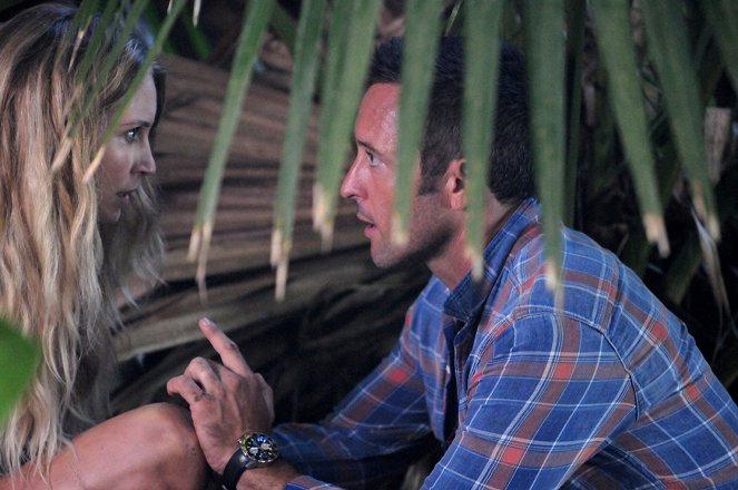 Hawaii 5.0 - Výletníci - Z filmu - Sarah Carter, Alex O'Loughlin