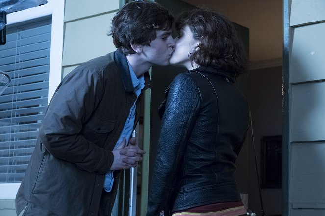 The Good Doctor - Islands: Part One - Photos - Freddie Highmore, Paige Spara
