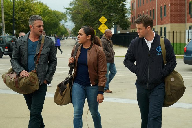 Chicago Fire - The Whole Point of Being Roommates - Photos - Taylor Kinney, Monica Raymund, Jesse Spencer