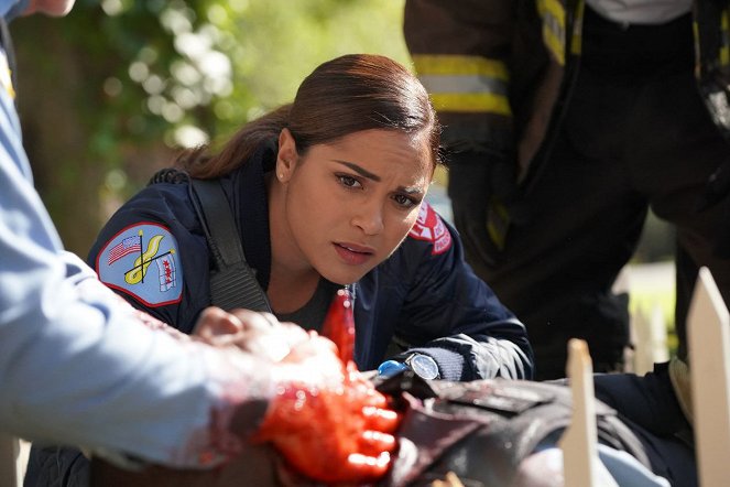 Chicago Fire - The Whole Point of Being Roommates - Van film - Monica Raymund