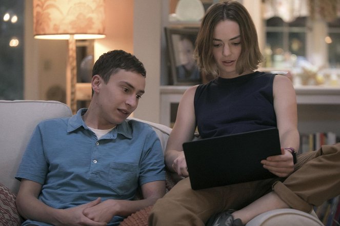 Atypical - Season 1 - Antarctica - Photos - Keir Gilchrist, Brigette Lundy-Paine