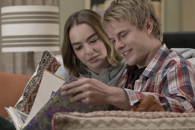 Atypical - Season 1 - Julia Says - Photos - Brigette Lundy-Paine, Graham Rogers