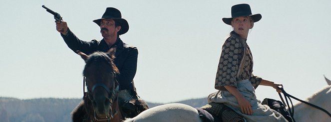 Hostiles - De la película - Christian Bale, Rosamund Pike