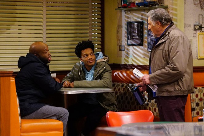 Superior Donuts - Season 1 - Takin' It to the Streets - Photos - Jermaine Fowler, Judd Hirsch
