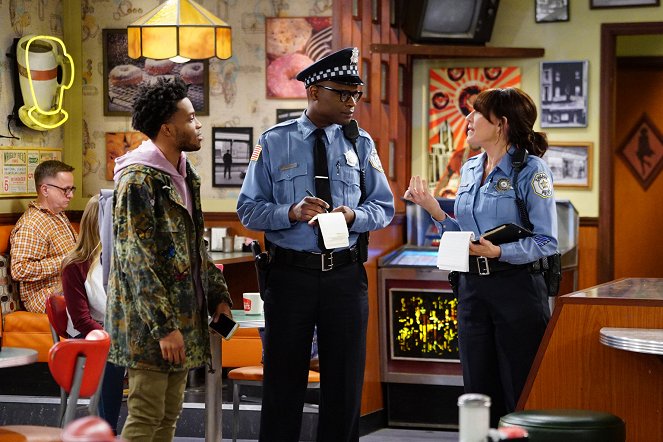 Superior Donuts - Season 1 - The Amazing Racists - Kuvat elokuvasta - Jermaine Fowler, Darien Sills-Evans, Katey Sagal