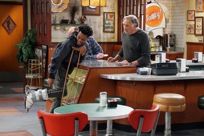 Superior Donuts - Man Without a Health Plan - Photos - Jermaine Fowler, Judd Hirsch
