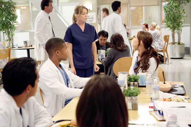 Grey's Anatomy - Going, Going, Gone - Photos - Gaius Charles, Ellen Pompeo, Camilla Luddington