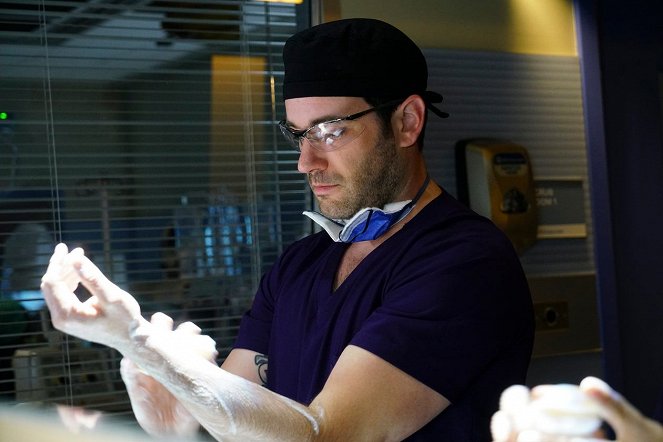 Chicago Med - On Shaky Ground - Photos - Colin Donnell