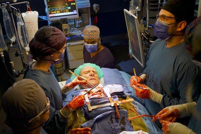 Chicago Med - Mit offenen Augen - Filmfotos - Malcolm McDowell