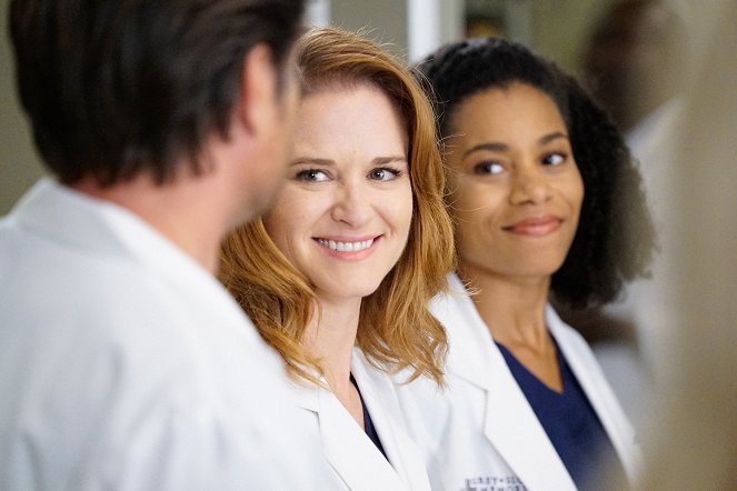 Grey's Anatomy - Season 13 - Why Try to Change Me Now - Photos - Sarah Drew, Kelly McCreary