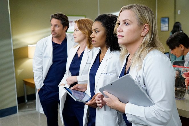 Grey's Anatomy - Season 13 - Why Try to Change Me Now - Photos - Martin Henderson, Sarah Drew, Kelly McCreary, Jessica Capshaw