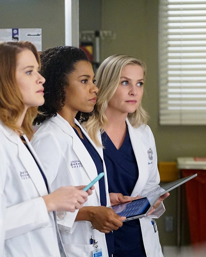Grey's Anatomy - Season 13 - Why Try to Change Me Now - Photos - Sarah Drew, Kelly McCreary, Jessica Capshaw