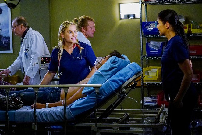 Grey's Anatomy - Season 13 - You Haven't Done Nothin' - Photos - Jessica Capshaw, Marika Dominczyk