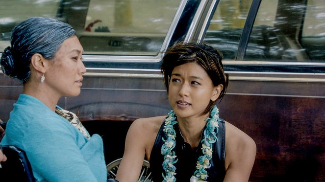Hawaii Five-0 - Mo'o 'olelo Pu - Van film - Catherine Haena Kim, Grace Park