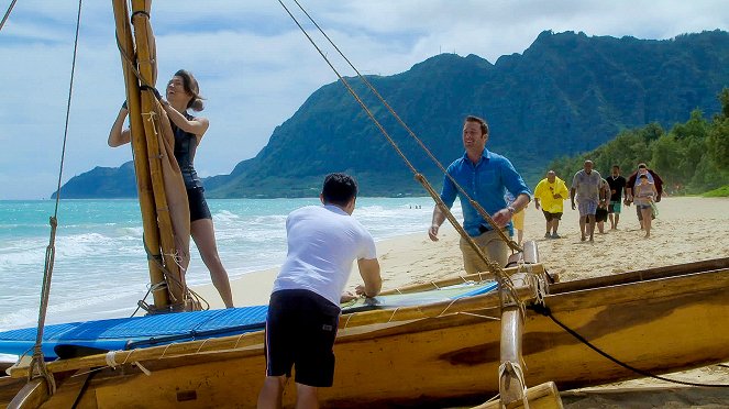 Hawaii Five-0 - Mo'o 'olelo Pu - Van film - Grace Park, Alex O'Loughlin