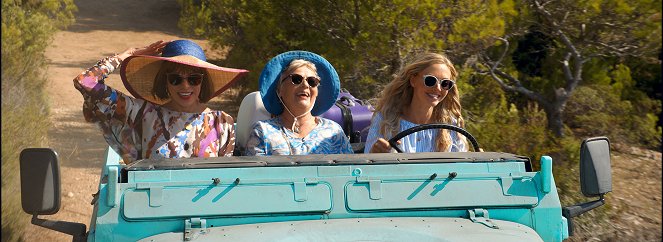 Mamma Mia! Here We Go Again - Van film - Christine Baranski, Julie Walters, Amanda Seyfried