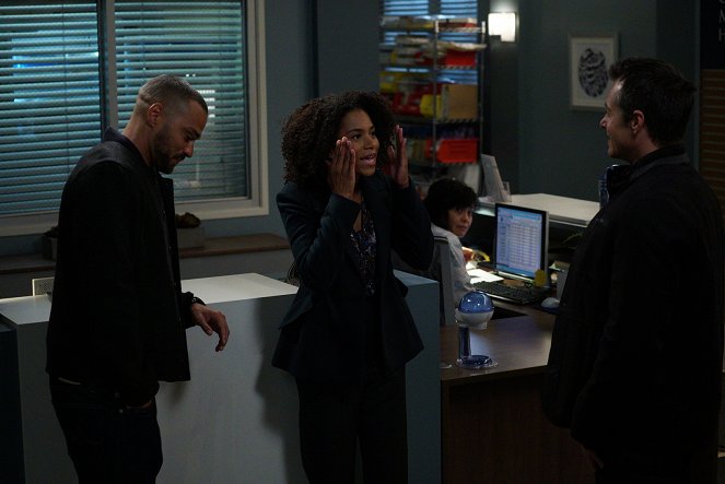 Grey's Anatomy - Season 14 - 1-800-799-7233 - Photos - Jesse Williams, Kelly McCreary