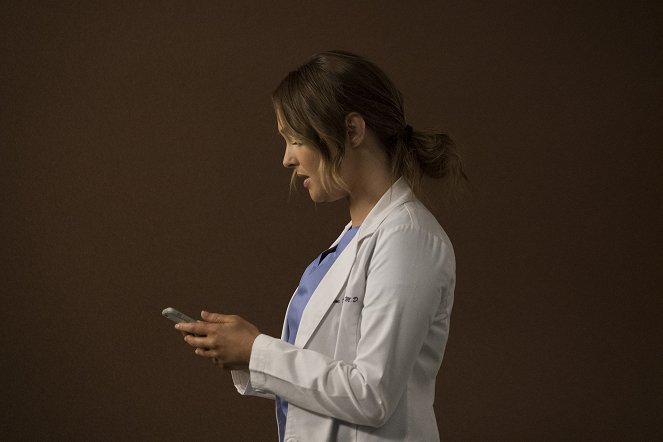 Grey's Anatomy - 1-800-799-7233 - Photos - Camilla Luddington