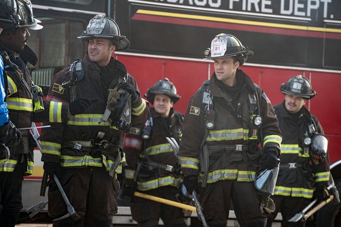 Chicago Fire - Gesetz des Dschungels - Filmfotos - Taylor Kinney, Anthony Ferraris, Jesse Spencer, Joe Minoso