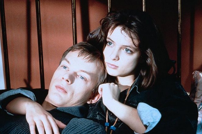 Narodený 1999 - Z filmu - Sebastian Rudolph, Julia Brendler
