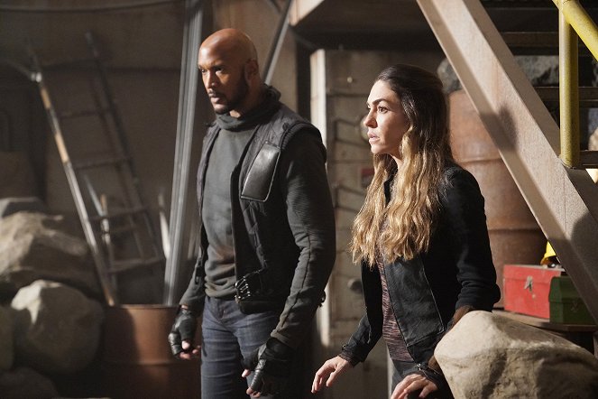 Agents of S.H.I.E.L.D. - Season 5 - Together or Not at All - Photos - Henry Simmons, Natalia Cordova-Buckley