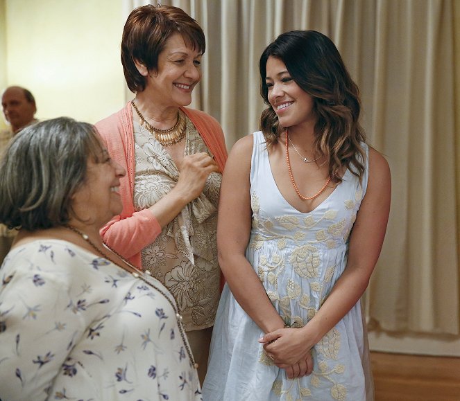 Jane the Virgin - Chapter One - Photos - Ivonne Coll, Gina Rodriguez