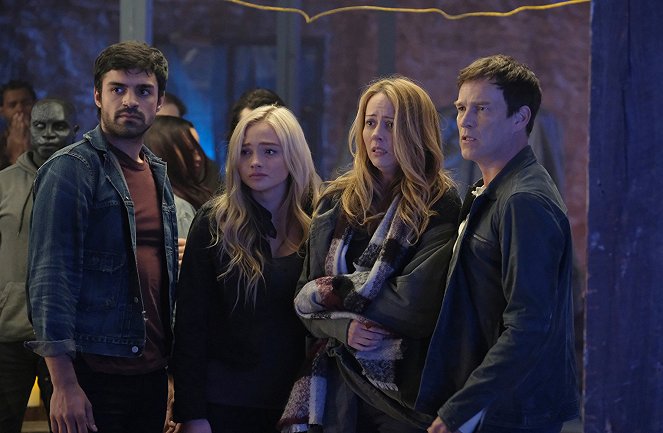 The Gifted - X-roads - Photos - Sean Teale, Natalie Alyn Lind, Amy Acker, Stephen Moyer