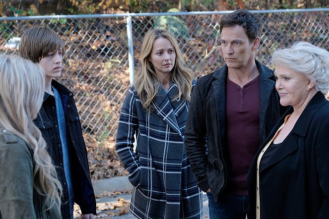 The Gifted - X-roads - Photos - Percy Hynes White, Amy Acker, Stephen Moyer, Sharon Gless