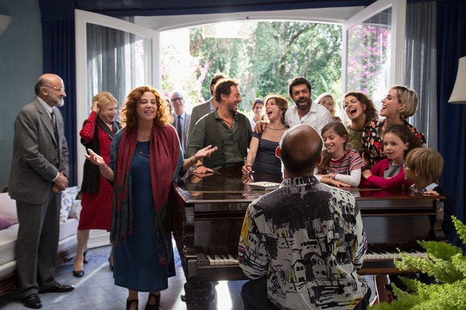 A casa tutti bene - Z filmu - Ivano Marescotti, Sandra Milo, Stefania Sandrelli, Stefano Accorsi, Sabrina Impacciatore, Pierfrancesco Favino, Giulia Michelini, Elena Cucci