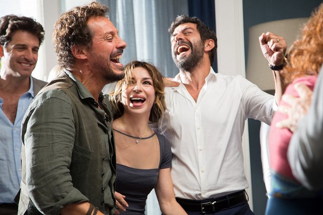 A casa tutti bene - De la película - Giampaolo Morelli, Stefano Accorsi, Sabrina Impacciatore, Pierfrancesco Favino