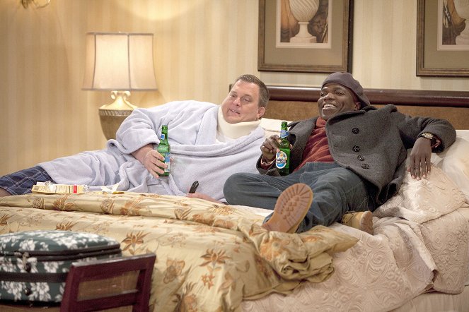 Mike & Molly - Mike's Feet - Film - Billy Gardell, Reno Wilson