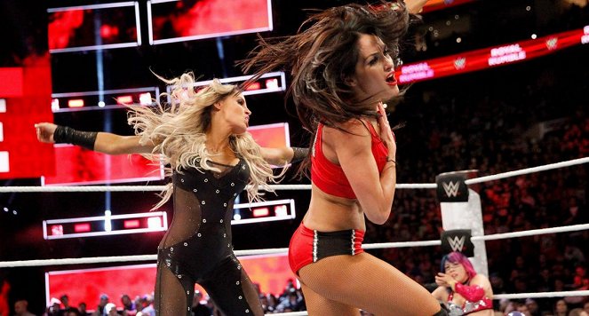 WWE Royal Rumble - Film - Trish Stratus, Nicole Garcia