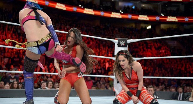 WWE Royal Rumble - Film - Nicole Garcia, Brianna Garcia