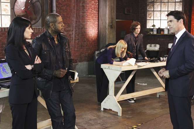 Criminal Minds - Season 5 - The Fight - Photos - Paget Brewster, Forest Whitaker, A.J. Cook, Matthew Gray Gubler, Thomas Gibson