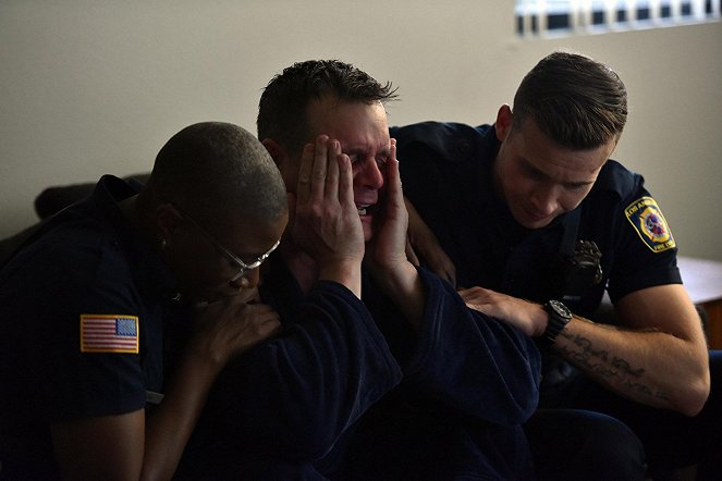 911 L.A. - Worst Day Ever - Filmfotók - Aisha Hinds, Peter Krause, Oliver Stark