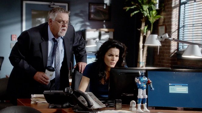 Rizzoli & Isles - Season 7 - Dangerous Curve Ahead - Photos - Bruce McGill, Angie Harmon