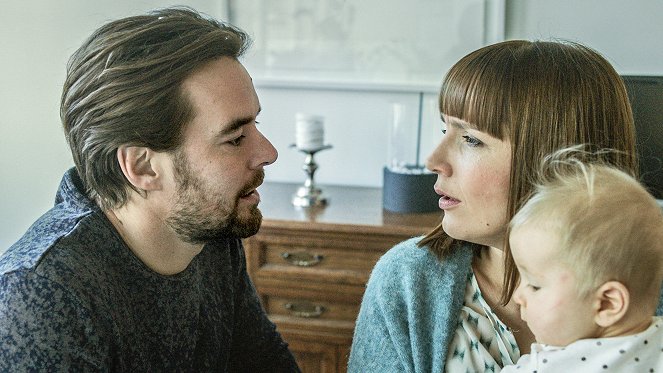 Downshiftaajat - Season 2 - Kutsumattomia vieraita - Kuvat elokuvasta - Mikko Leppilampi, Niina Lahtinen
