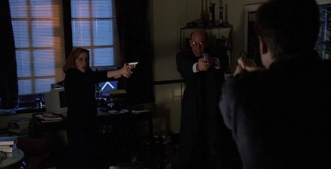 The X-Files - Season 3 - Paper Clip - Photos - Gillian Anderson, Mitch Pileggi
