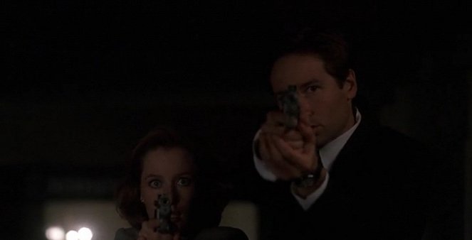 The X-Files - D.P.O. - Van film - Gillian Anderson, David Duchovny