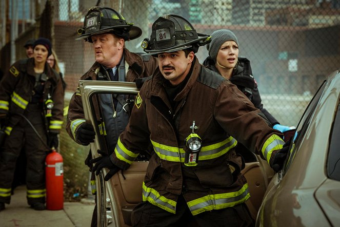 Chicago Fire - F jako - Z filmu - Christian Stolte, Yuriy Sardarov, Kara Killmer