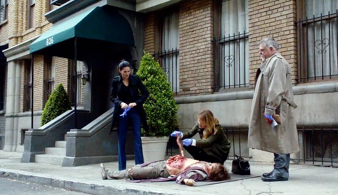Rizzoli & Isles - Season 7 - Cops vs. Zombies - Photos - Angie Harmon, Sasha Alexander, Bruce McGill