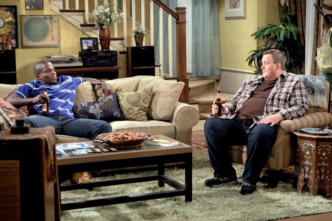 Mike & Molly - Peggy's New Beau - Photos - Reno Wilson, Billy Gardell