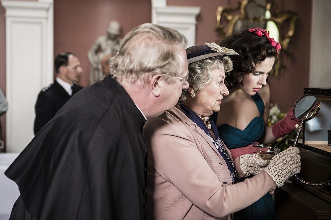 Father Brown - Season 5 - The Smallest of Things - Photos - Mark Williams, Sorcha Cusack, Emer Kenny