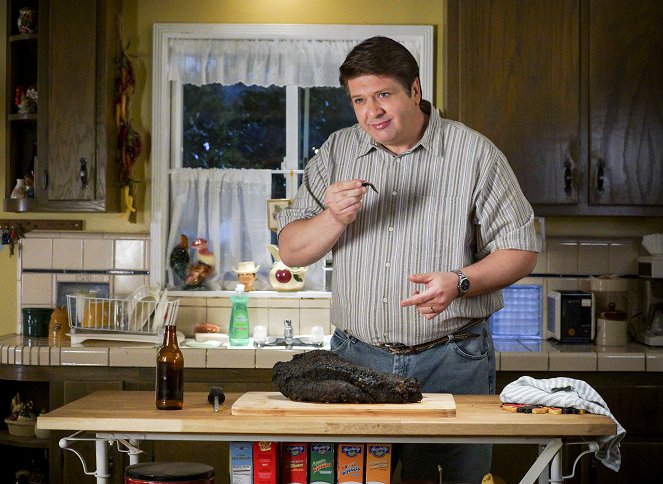 Young Sheldon - A Brisket, Voodoo, and Cannonball Run - Photos - Lance Barber