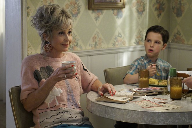 Young Sheldon - A Brisket, Voodoo, and Cannonball Run - Photos - Annie Potts, Iain Armitage