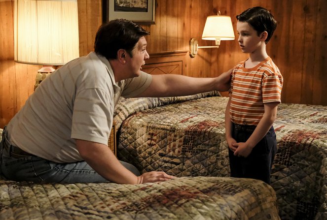 Young Sheldon - Cape Canaveral, Shrodinger's Cat, and Cyndi Lauper's Hair - Van film - Lance Barber, Iain Armitage