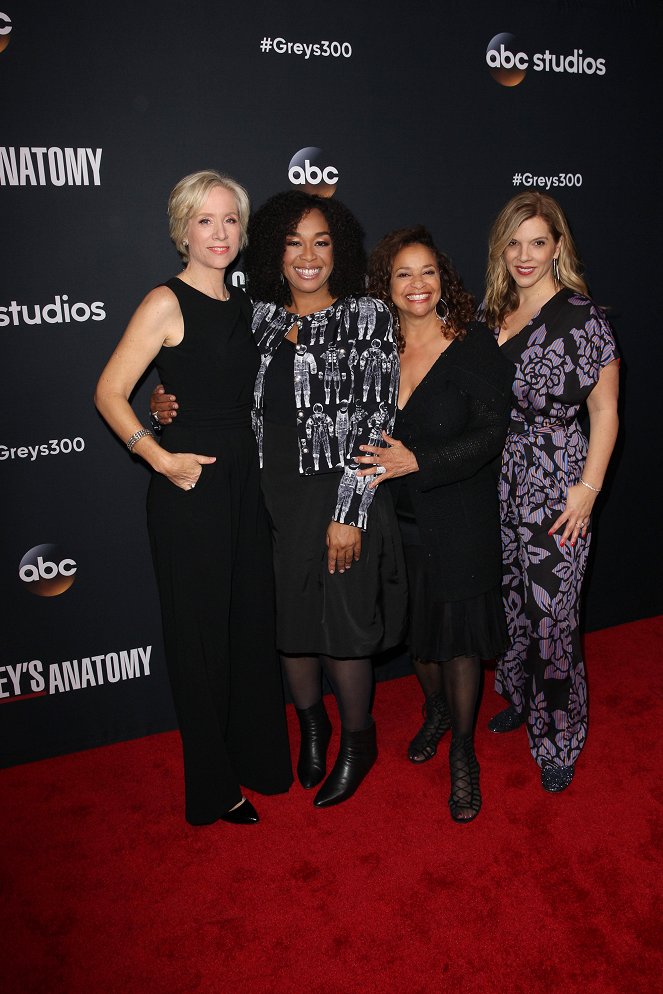 Grey's Anatomy - Die jungen Ärzte - Season 14 - Geister der Vergangenheit - Veranstaltungen - The Cast and Executive Producers of ABC’s “Grey’s Anatomy” celebrate the 300th episode at Tao Los Angeles on Saturday, November 4, hosted by ABC and ABC Studios